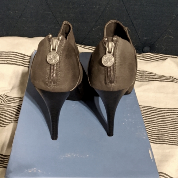 Vera Wang Saville Grey Heels - Picture 3 of 6